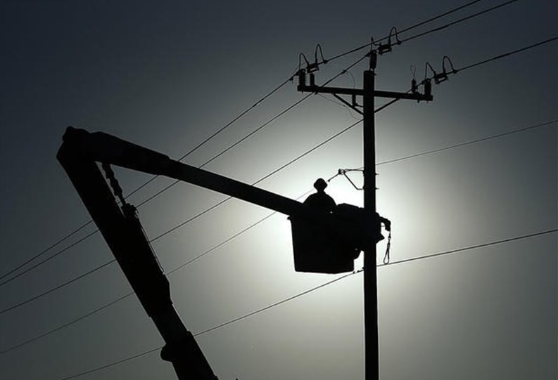 تندباد شدید به شبکه توزیع برق سرخس خسارت وارد کرد/ رفع خاموشی ۱۰۰ درصد مسیرهای روستایی و آدرس‌های شهری