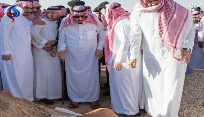 پادشاه عربستان به گورستان رفت +عکس