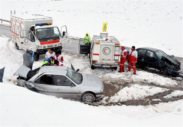 ۴۰ مسافر در جاده سرخس گرفتار برف شدند/ اسکان مسافران در شهر مزداوند