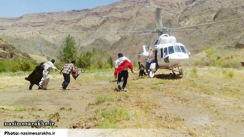 نجات ۹ نفر از سیل‌زدگان روستای معدن آق‌دربند سرخس توسط امداد هوایی+ تصاویر