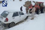 امدادرسانی مرزبانان سرخسی به مسافران گرفتار در برف