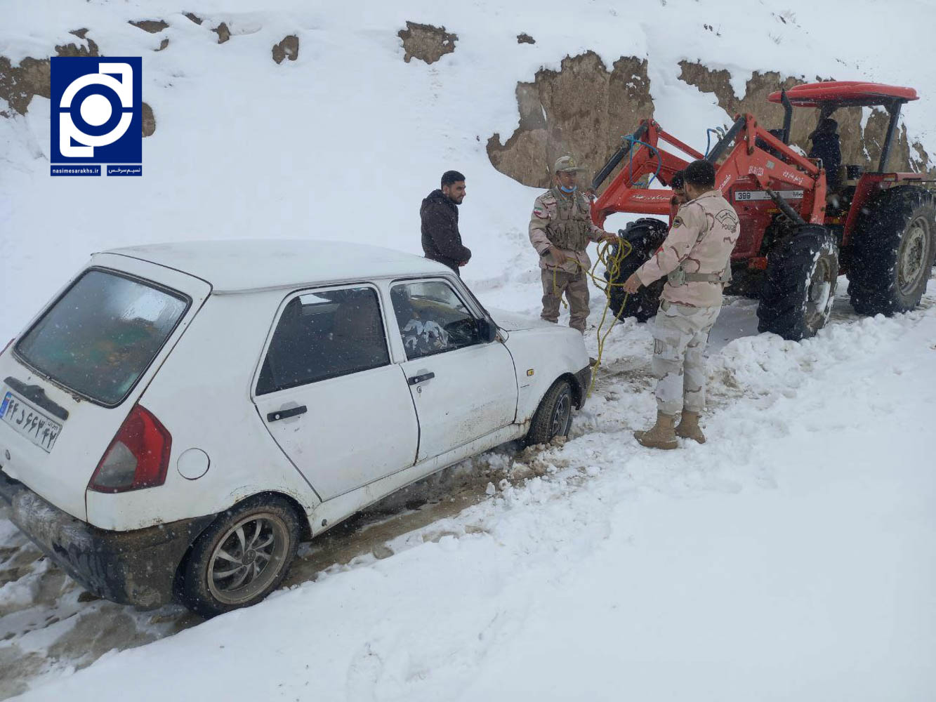 امدادرسانی مرزبانان سرخسی به مسافران گرفتار در برف