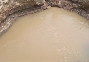 خط شرب شهر سرخس در محدوده روستای قوش عظیم دچار ترکیدگی شده است