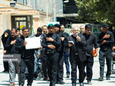 بیرق‌گردانی هیئت جوانان قمر بنی‌هاشم (ع) سرخس در آسایشگاه فیاض‌بخش مشهد