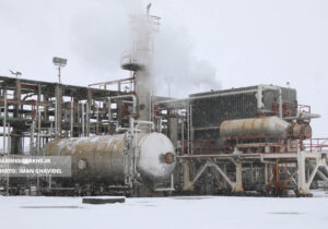 گزارش تصویری؛ تولید پایدار گاز زیر برف زمستان در پالایشگاه شهید هاشمی‌نژاد سرخس