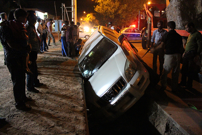 تصاویر/ عملیات نجات خودروی پرادو از کانال بتنی شهرداری سرخس