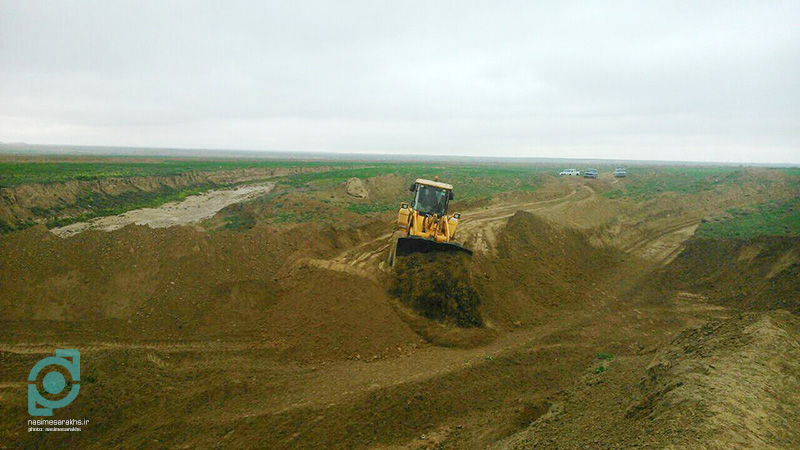 تخریب بندهای غیرمجاز و رفع تصرف «مسیل» روستای گنبدلی سرخس