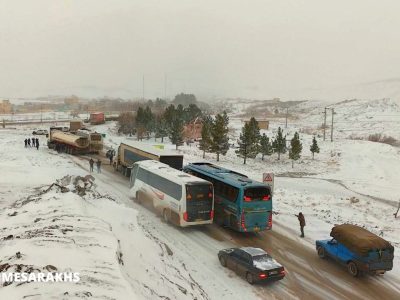 فیلم؛ ترافیک سنگین ناوگان خودرویی و کندی تردد در جاده برفی سرخس